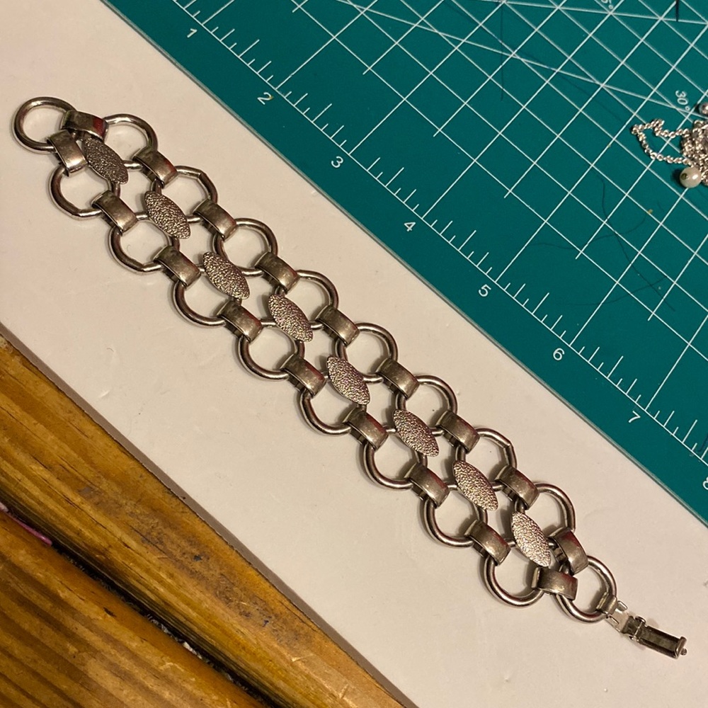Vintage silver bracelet 7” leaf and circle pattern